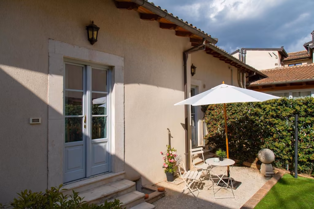 Il giardino della casa, con il verde e lo spazio esterno