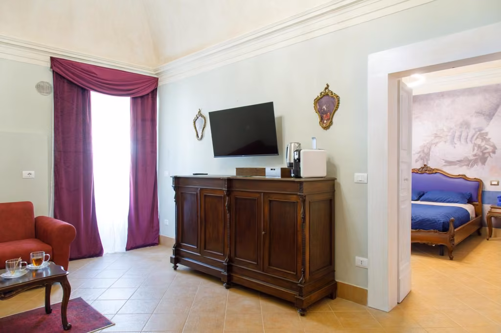 La zona con la TV e i divani della casa
