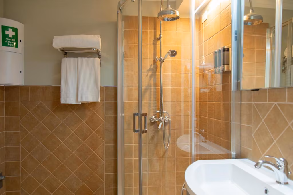 Il bagno privato di una camera, con doccia e lavandino
