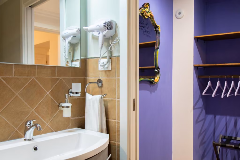 Un bagno con lavandino e specchio