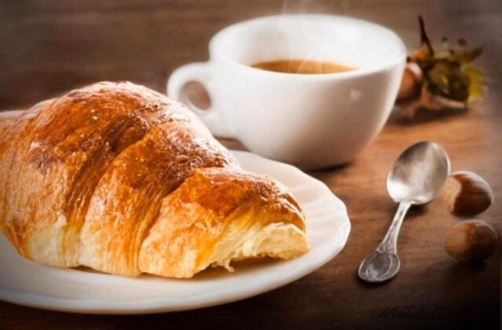 La colazione servita al B&B: un croissant e una tazza di caffè